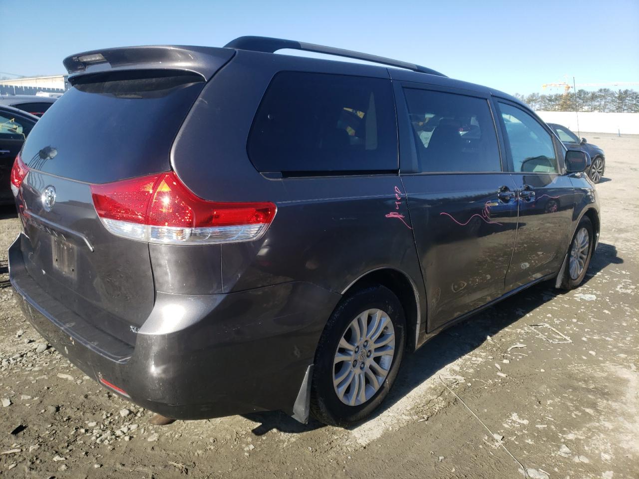 Photo 4 from auction – 2012 TOYOTA SIENNA XLE with VIN 5TDYK3DC6CS242389