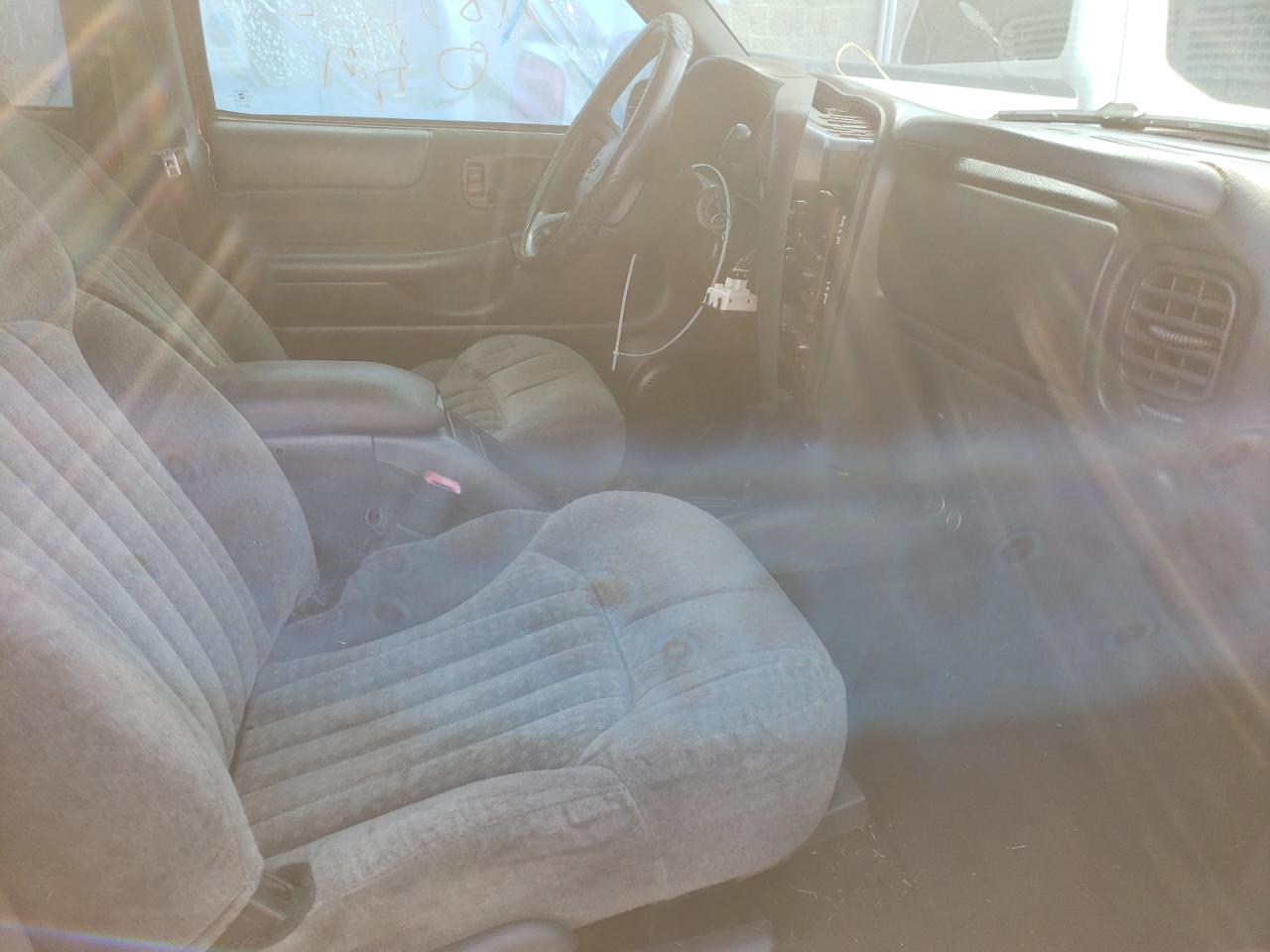 Photo 5 from auction – 2002 CHEVROLET BLAZER with VIN 1GNCS13W12K229959