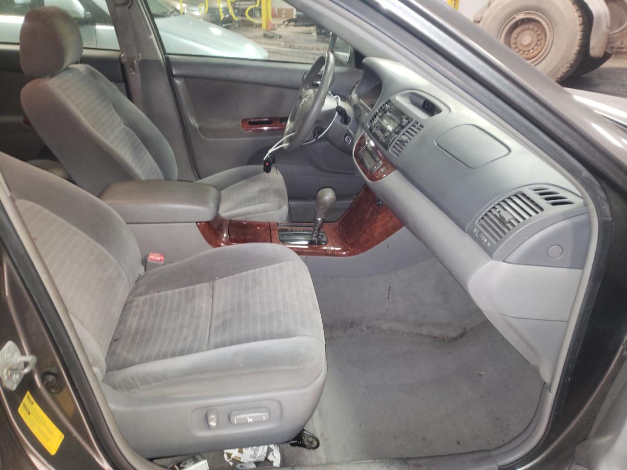 Photo 5 from auction – 2005 TOYOTA CAMRY LE with VIN 4T1BE30K15U990567
