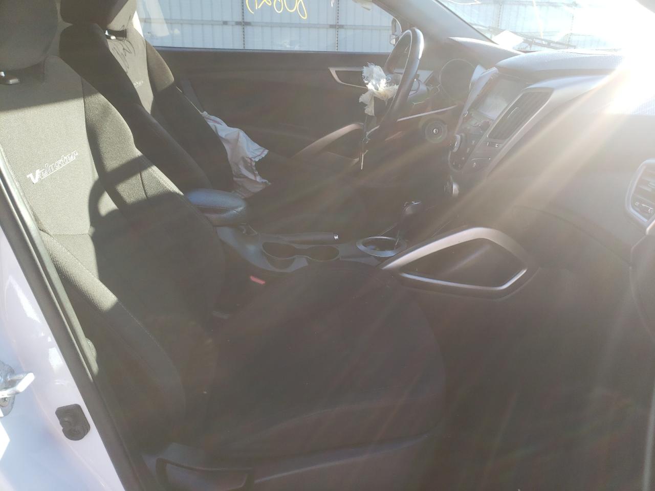 Photo 15 from auction – 2017 HYUNDAI VELOSTER with VIN KMHTC6AD0HU313297