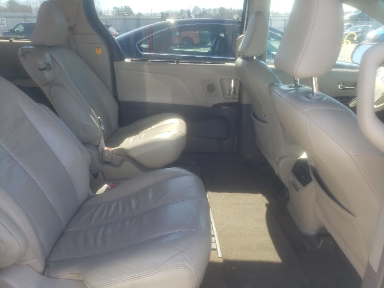 Photo 6 from auction – 2011 TOYOTA SIENNA XLE with VIN 5TDYK3DC7BS148665