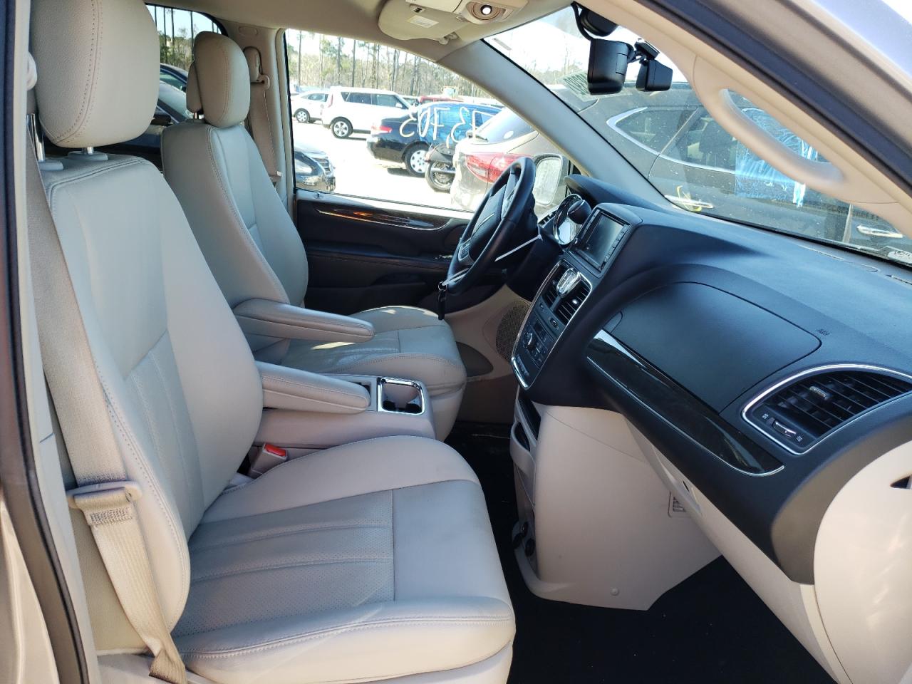 Photo 5 from auction – 2016 CHRYSLER TOWN & COU with VIN 2C4RC1CG6GR200877