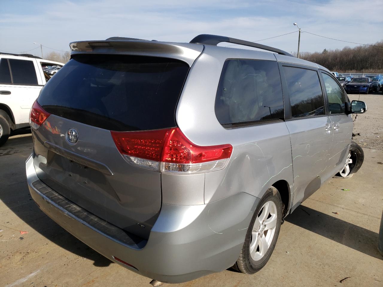 Photo 4 from auction – 2014 TOYOTA SIENNA LE with VIN 5TDKK3DC7ES425227
