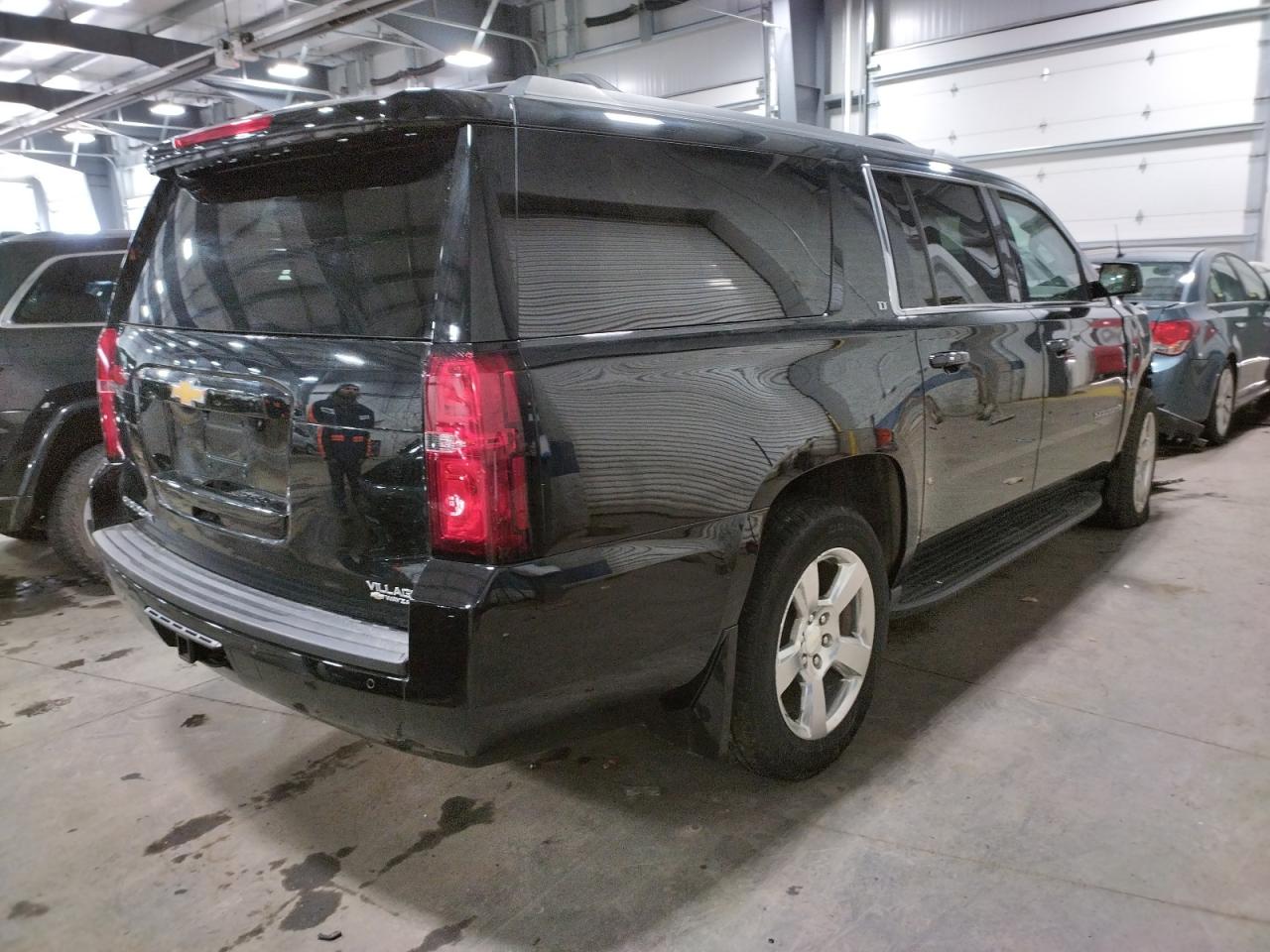 Photo 4 from auction – 2016 CHEVROLET SUBURBAN K with VIN 1GNSKHKC2GR337453