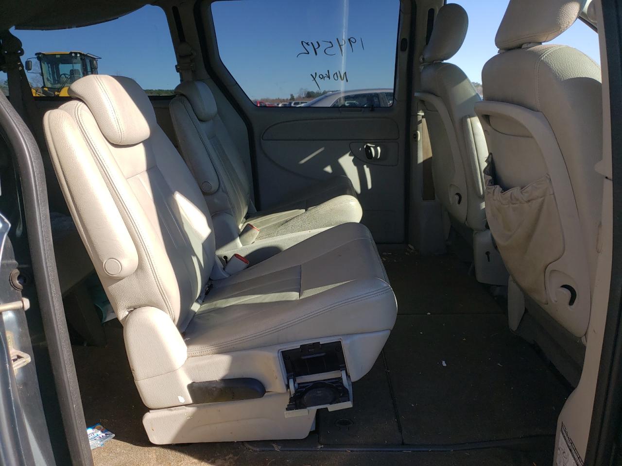 Photo 6 from auction – 2005 CHRYSLER TOWN & COU with VIN 2C8GP54L95R192655