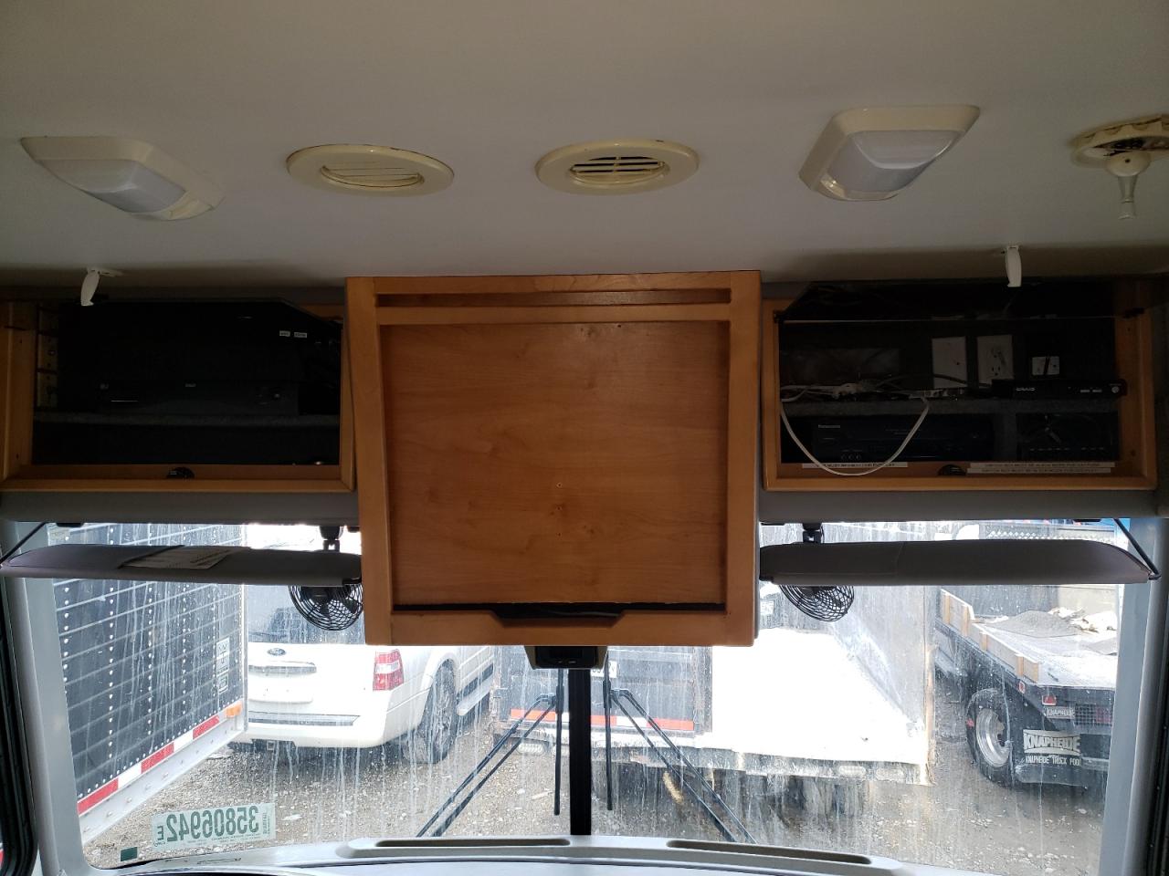 Photo 9 from auction – 2003 WORKHORSE CUSTOM CHASSIS MOTORHOME with VIN 5B4MP67G433368645