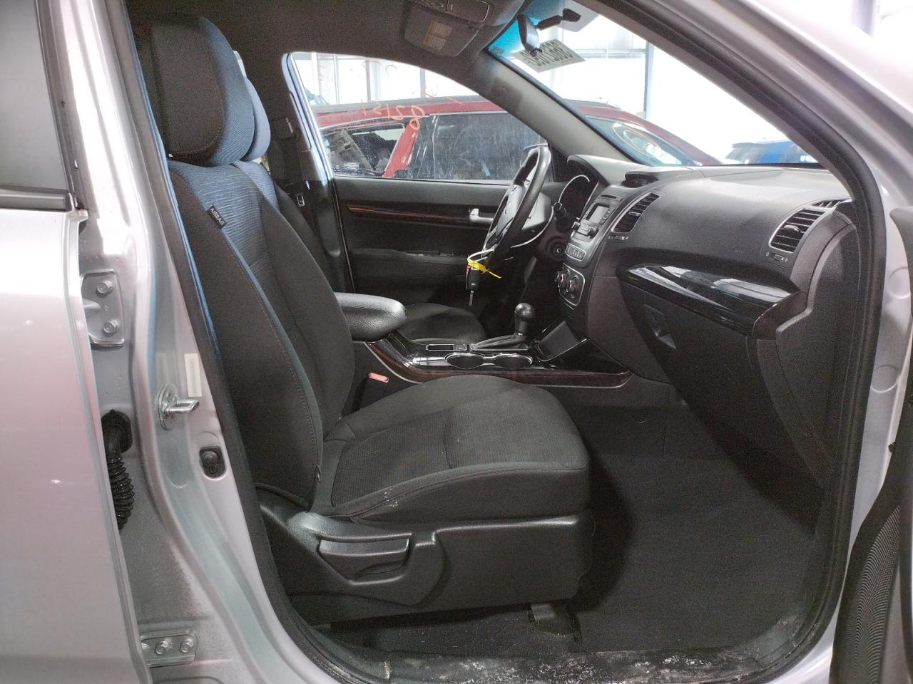 Photo 5 from auction – 2015 KIA SORENTO LX with VIN 5XYKTCA69FG610969