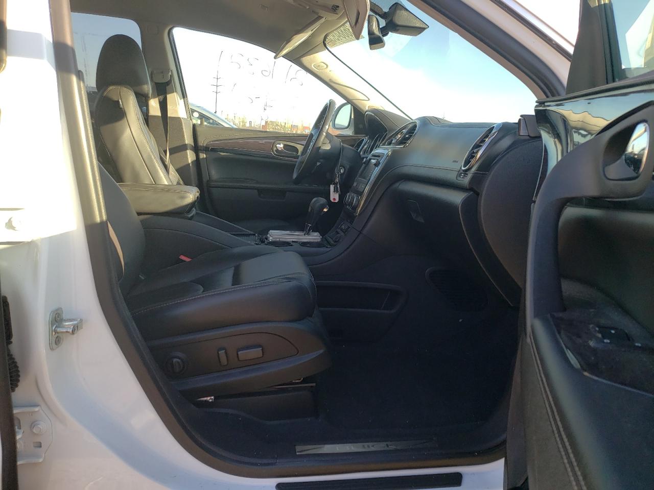 Photo 5 from auction – 2017 BUICK ENCLAVE with VIN 5GAKVCKD2HJ352094