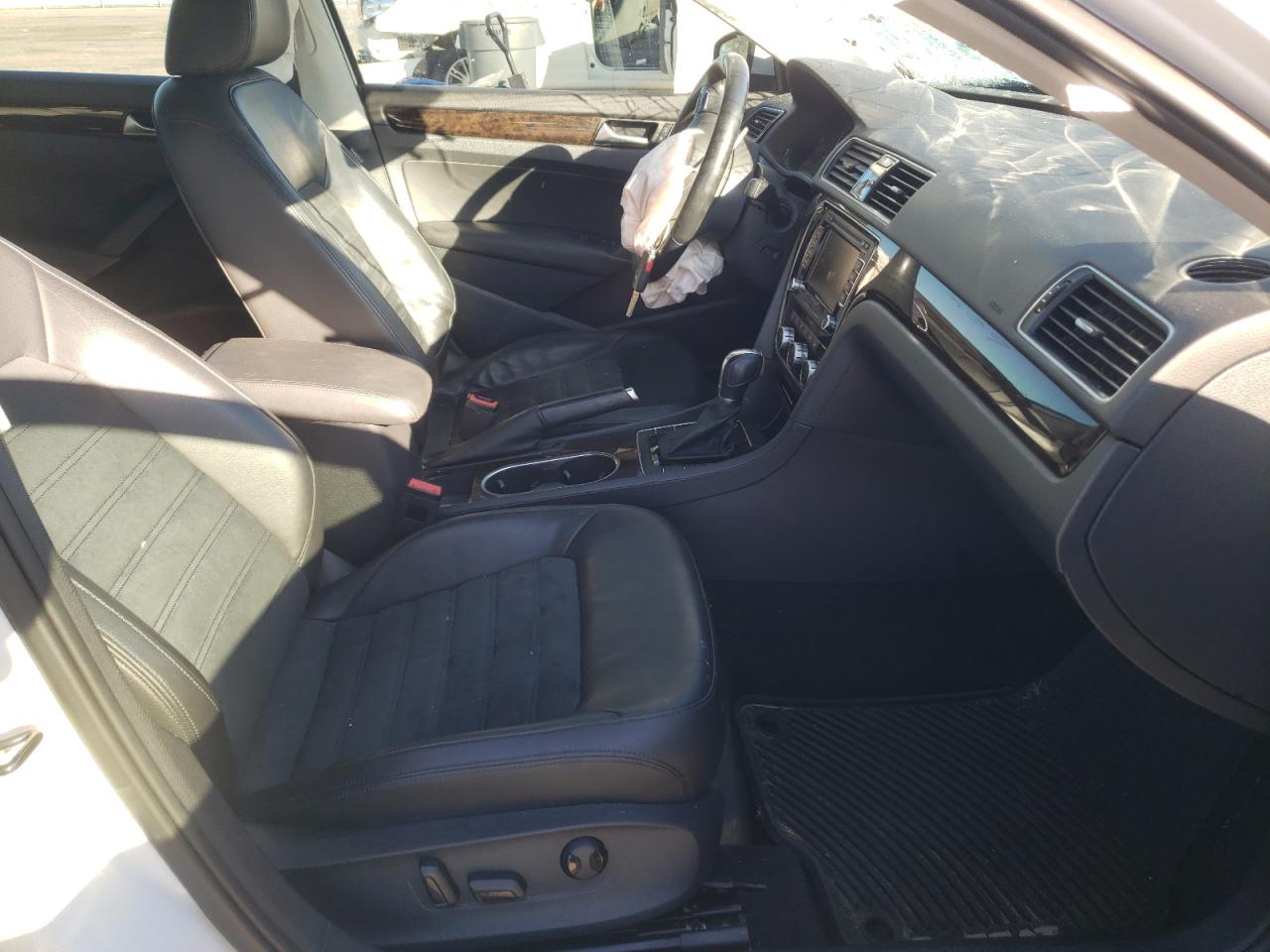 Photo 5 from auction – 2014 VOLKSWAGEN PASSAT SEL with VIN 1VWCN7A33EC004952