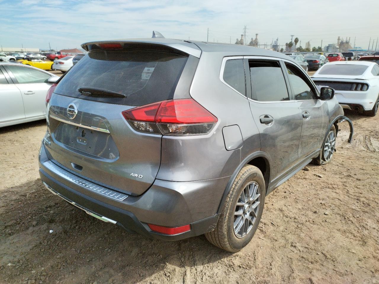 Photo 4 from auction – 2017 NISSAN ROGUE S with VIN KNMAT2MV0HP505343