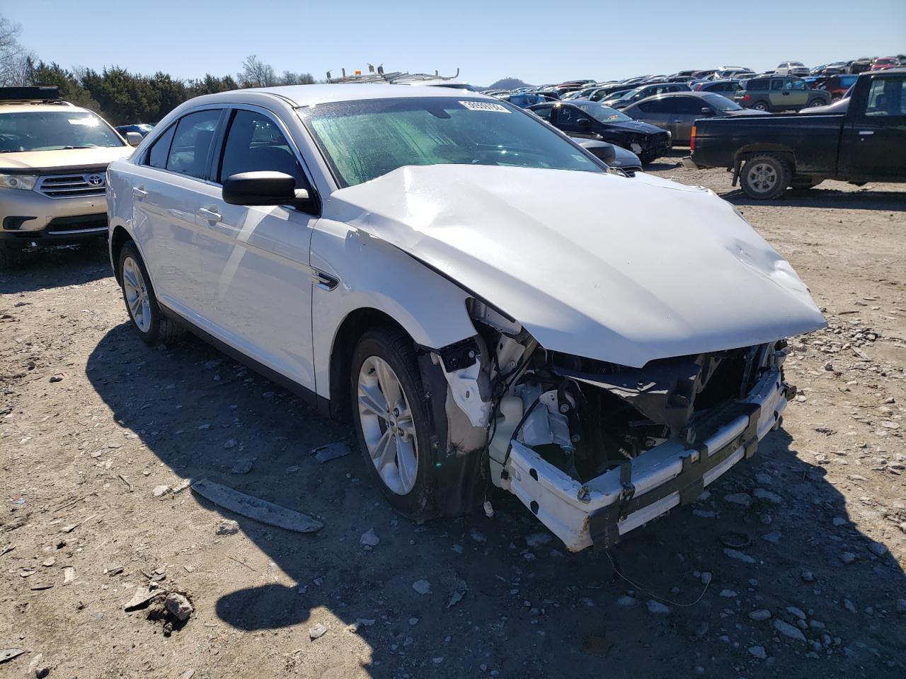 FORD TAURUS SE 2019 with VIN 1FAHP2D82KG105584 - Photo from auction