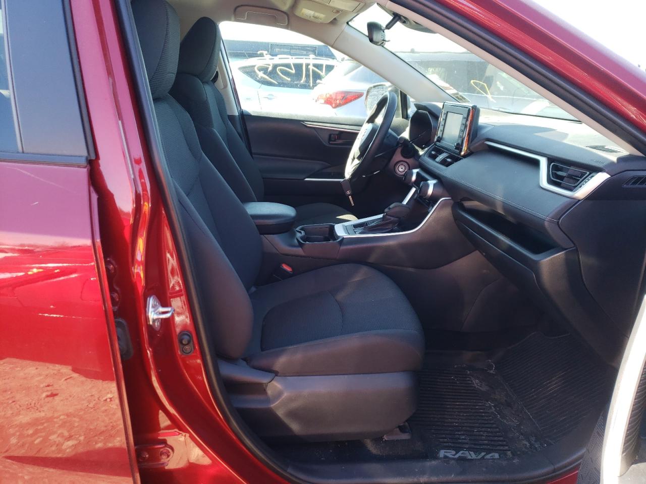 Photo 5 from auction – 2019 TOYOTA RAV4 LE with VIN 2T3F1RFV7KW063142