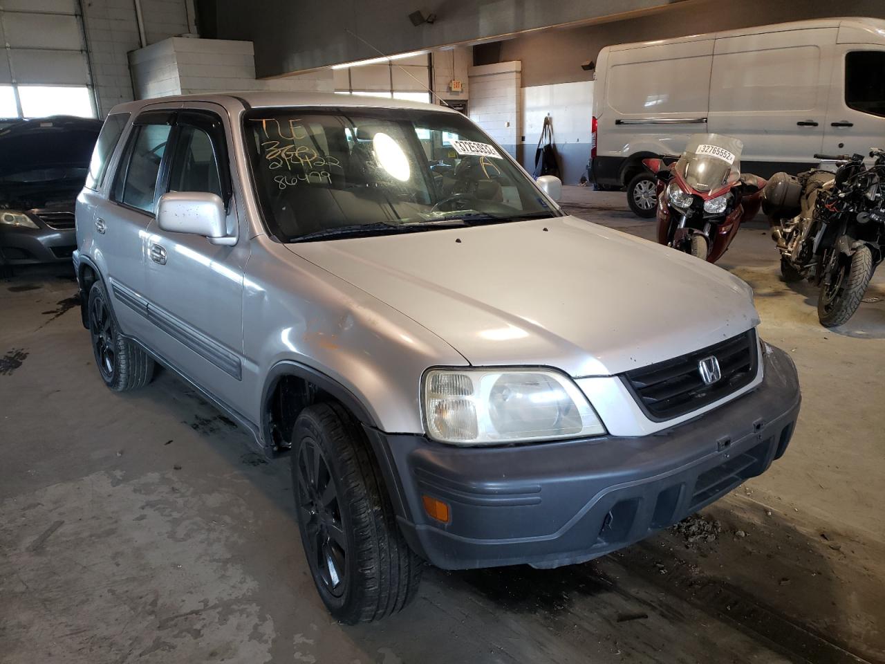 HONDA CR-V EX 2000 with VIN JHLRD1869YC005043 - Photo from auction