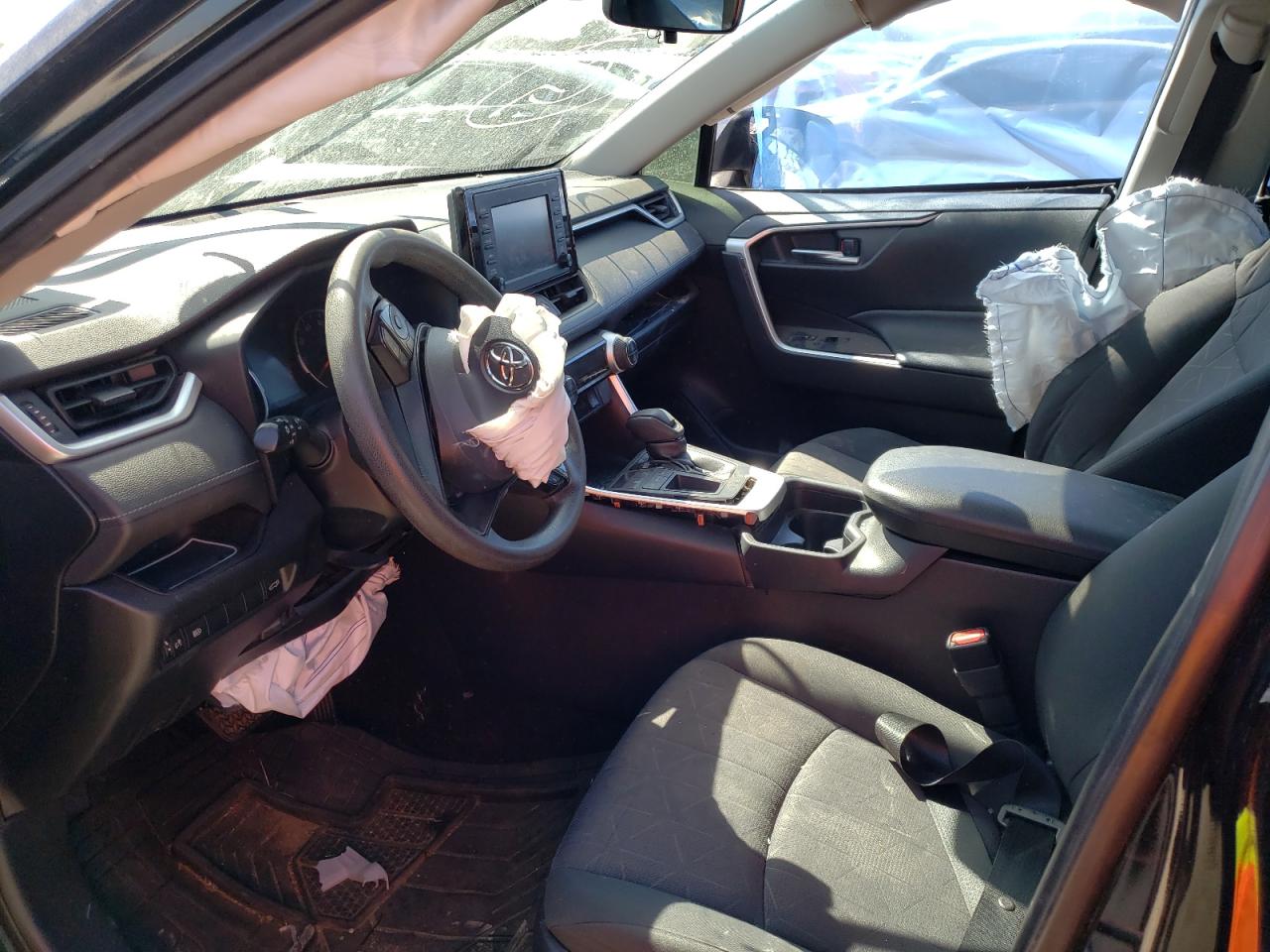 Photo 5 from auction – 2019 TOYOTA RAV4 XLE with VIN JTMW1RFV8KD002797