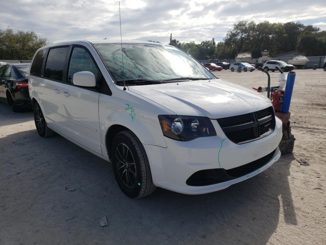 DODGE GRAND CARA 2015 with VIN 2C4RDGBG2FR672204 - Photo from auction