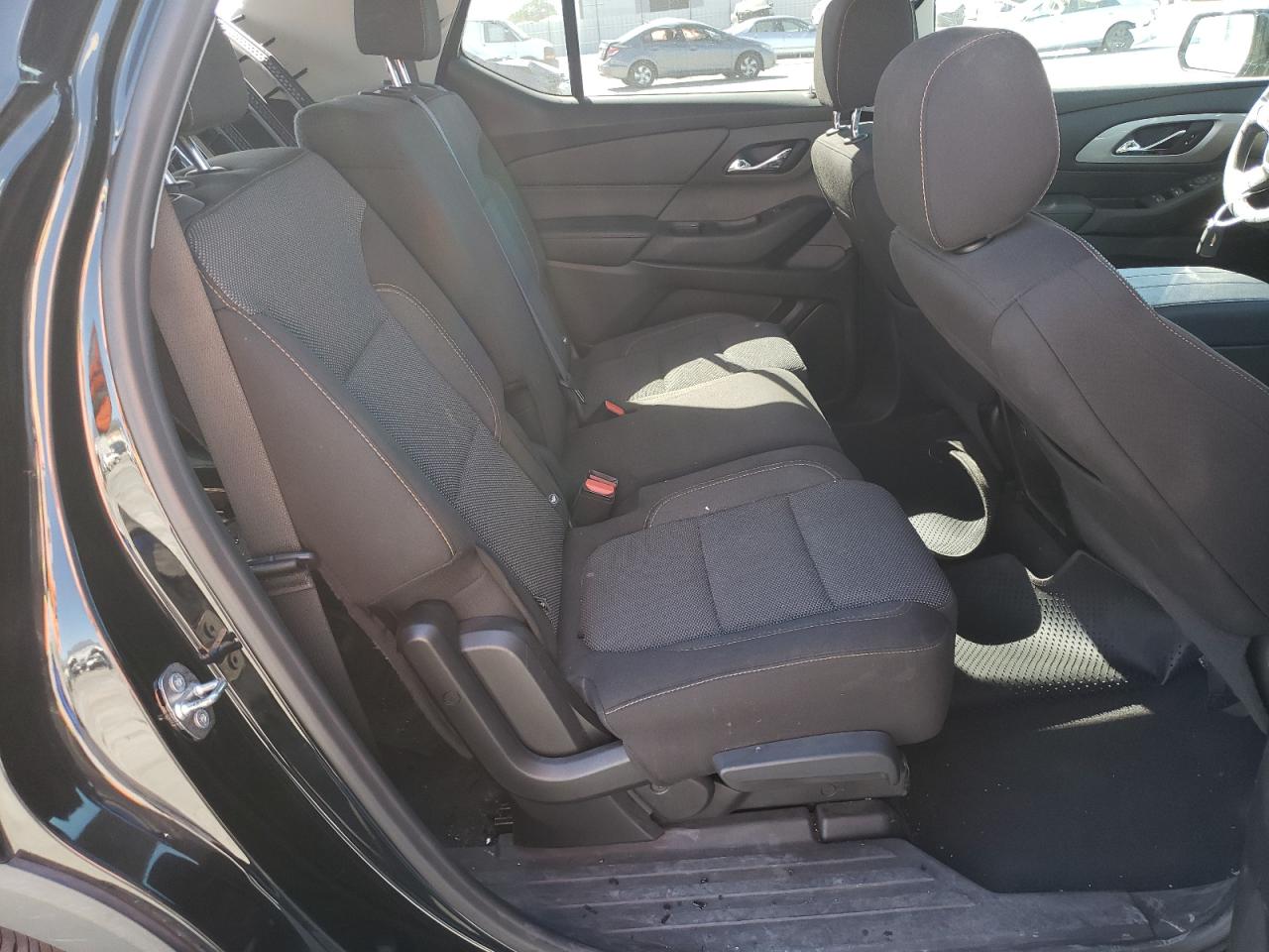 Photo 6 from auction – 2019 CHEVROLET TRAVERSE L with VIN 1GNERFKW6KJ106022