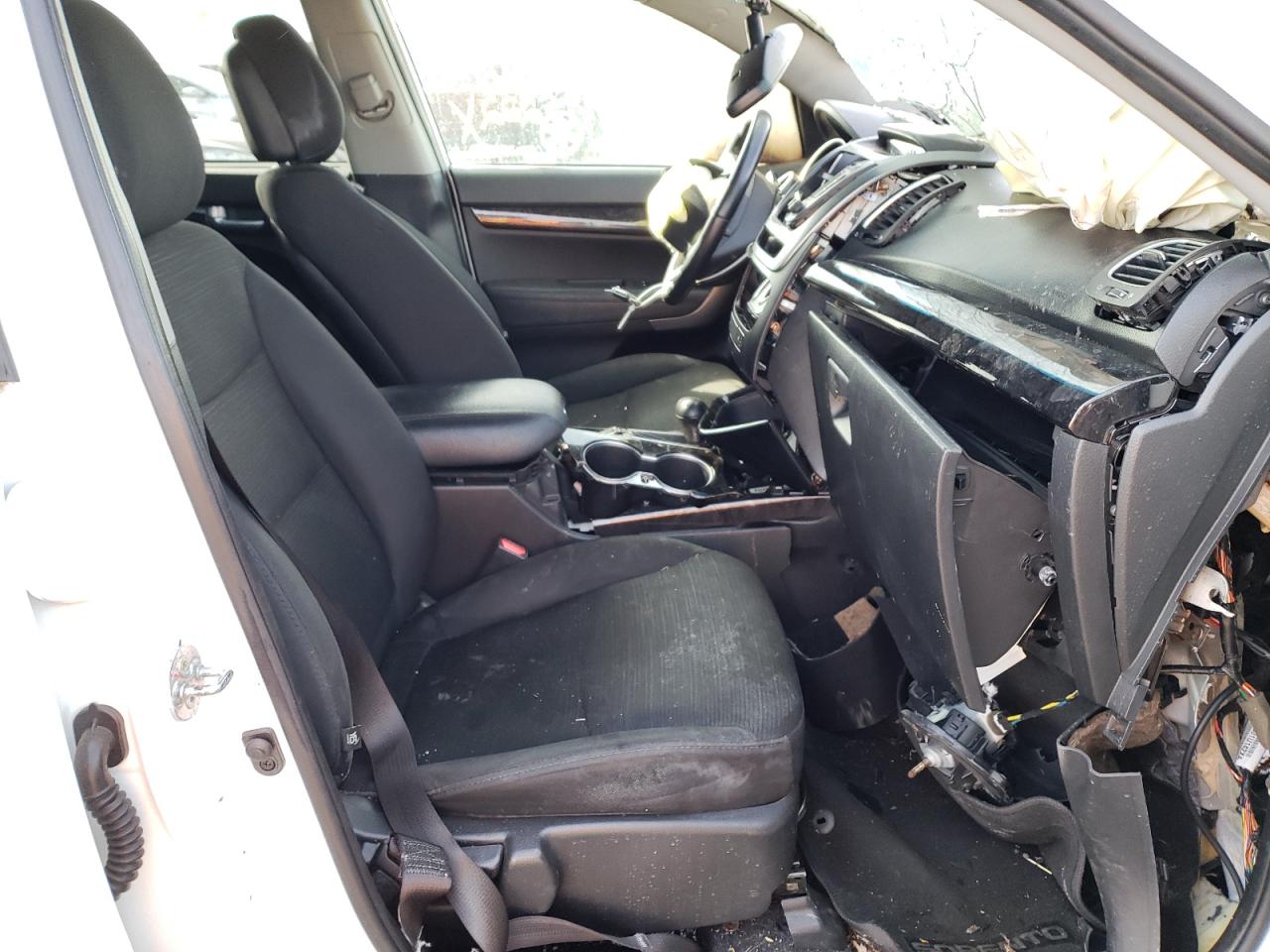 Photo 5 from auction – 2014 KIA SORENTO LX with VIN 5XYKT3A66EG442352