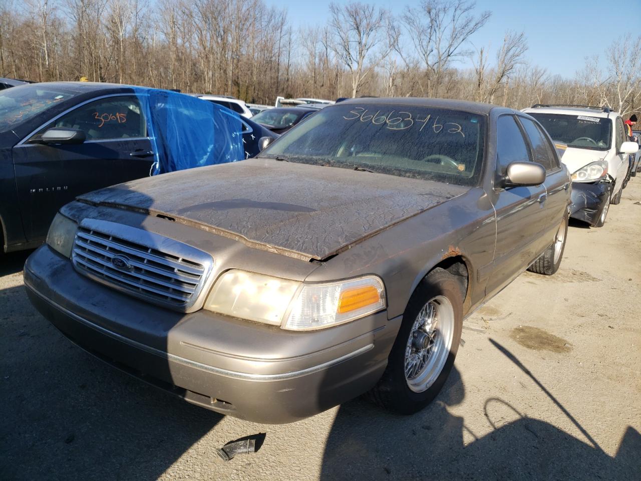 Photo 2 from auction – 2001 FORD CROWN VICT with VIN 2FAFP74W01X103179