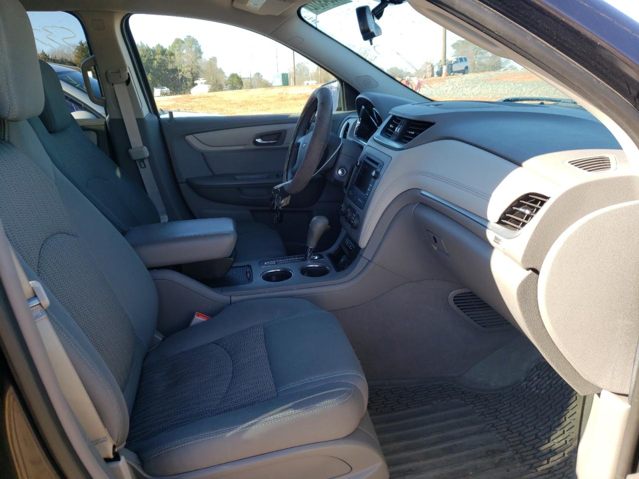 Photo 5 from auction – 2017 CHEVROLET TRAVERSE L with VIN 1GNKRFED6HJ208197