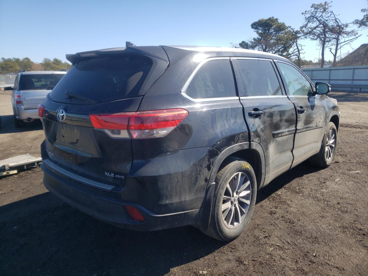 Photo 4 from auction – 2018 TOYOTA HIGHLANDER with VIN 5TDJZRFH7JS558647