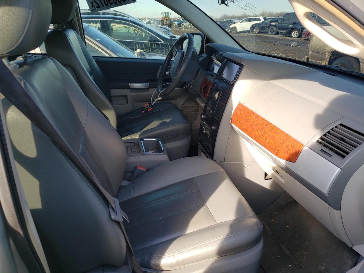 Photo 5 from auction – 2008 CHRYSLER TOWN & COU with VIN 2A8HR54P28R684346