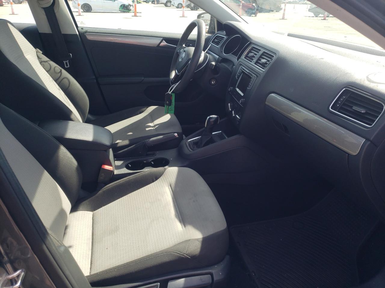 Photo 5 from auction – 2017 VOLKSWAGEN JETTA S with VIN 3VW2B7AJ0HM357705