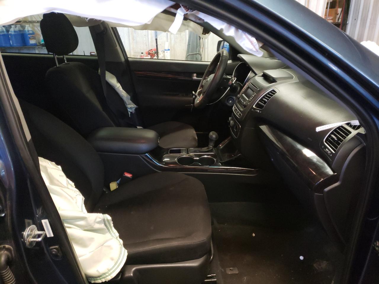 Photo 5 from auction – 2015 KIA SORENTO LX with VIN 5XYKTCA64FG605811