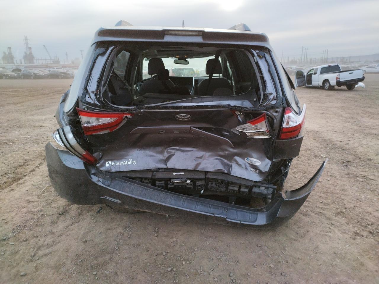 Photo 9 from auction – 2018 TOYOTA SIENNA XLE with VIN 5TDYZ3DC4JS965408