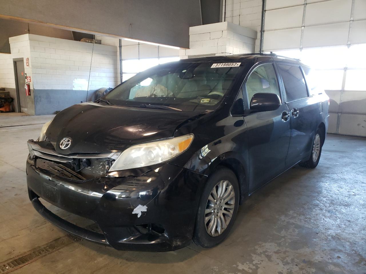Photo 2 from auction – 2011 TOYOTA SIENNA XLE with VIN 5TDYK3DC9BS158937