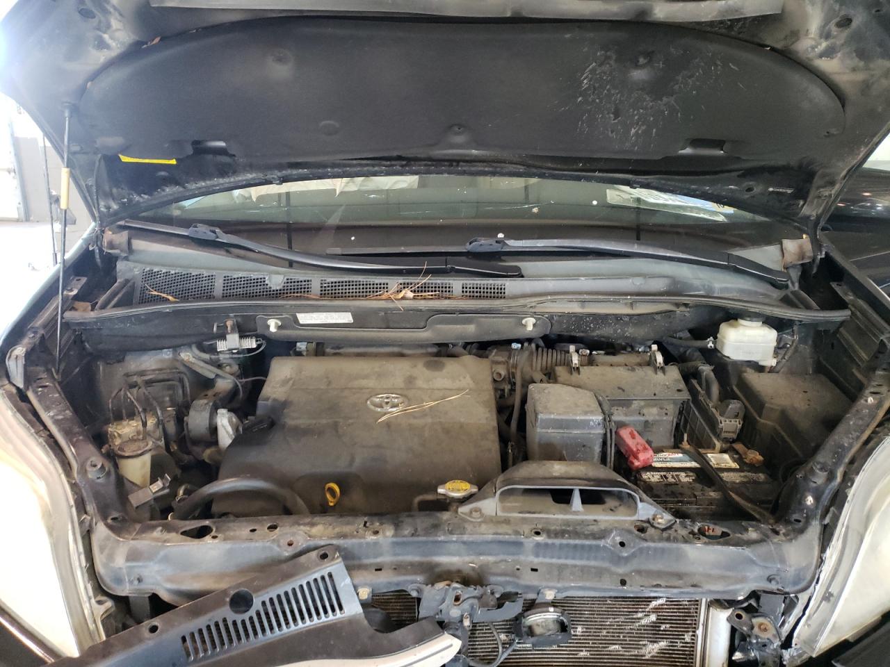 Photo 7 from auction – 2011 TOYOTA SIENNA XLE with VIN 5TDYK3DC9BS158937