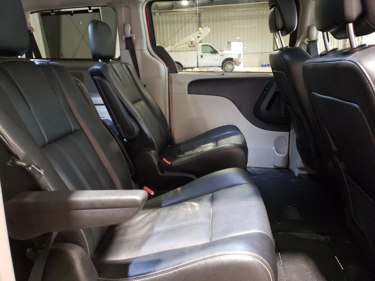 Photo 6 from auction – 2015 CHRYSLER TOWN & COU with VIN 2C4RC1BG5FR562795