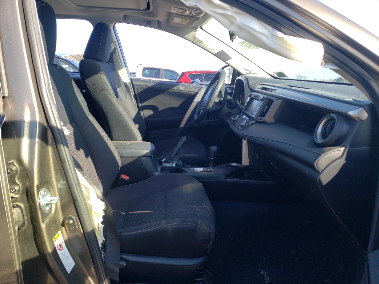 Photo 5 from auction – 2015 TOYOTA RAV4 XLE with VIN JTMRFREV7FD142412