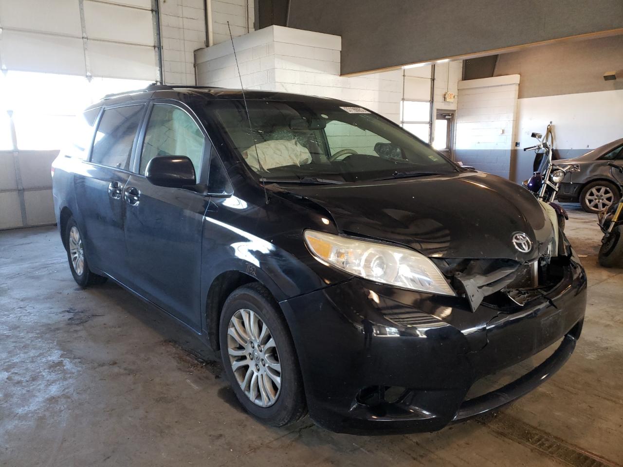 TOYOTA SIENNA XLE 2011 with VIN 5TDYK3DC9BS158937 - Photo from auction