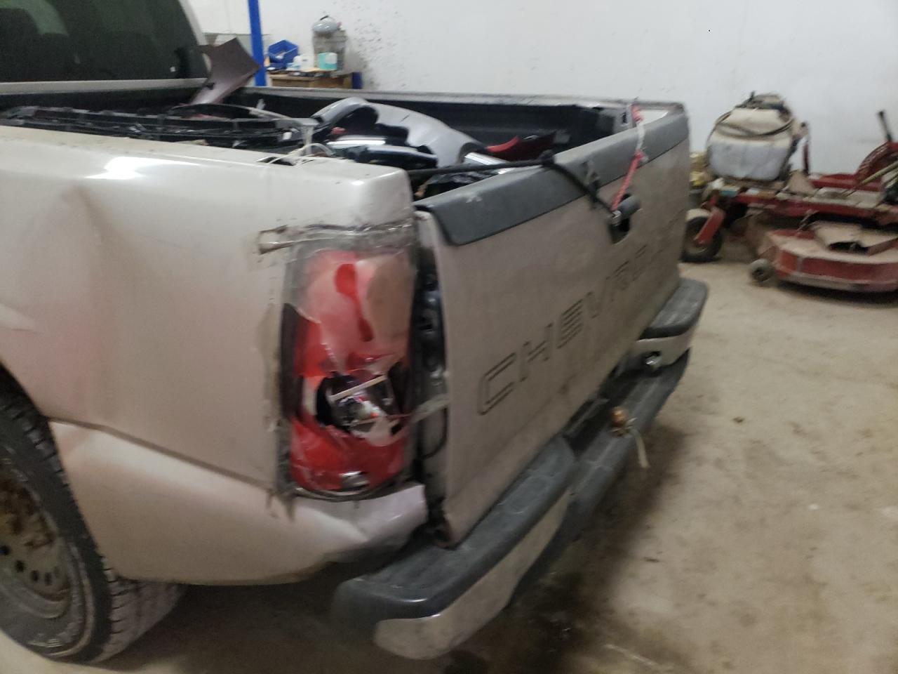 Photo 10 from auction – 2006 CHEVROLET SILVERADO with VIN 1GCEC19X46Z258934