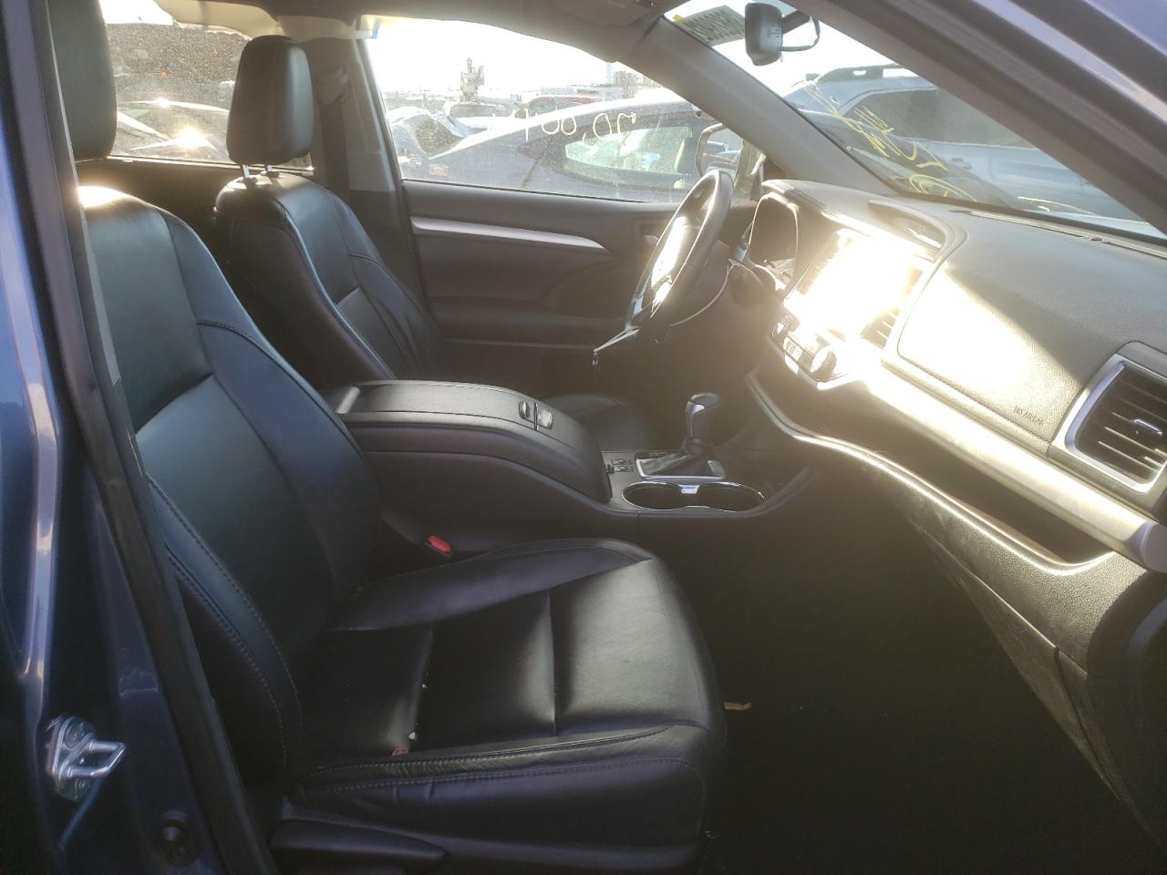 Photo 5 from auction – 2016 TOYOTA HIGHLANDER with VIN 5TDJKRFH3GS504808