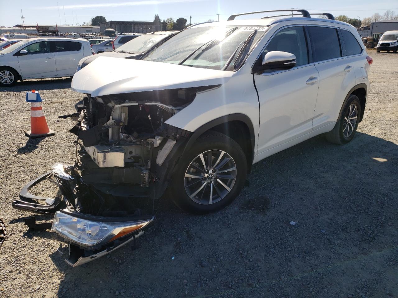 Photo 2 from auction – 2017 TOYOTA HIGHLANDER with VIN 5TDJZRFH9HS512098