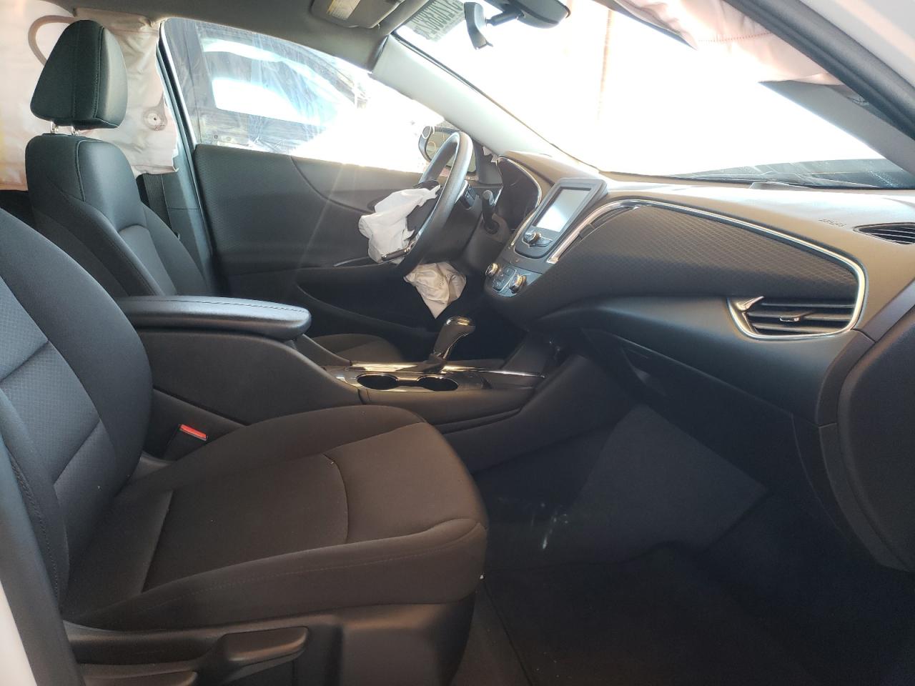 Photo 5 from auction – 2018 CHEVROLET MALIBU LT with VIN 1G1ZD5ST9JF267533