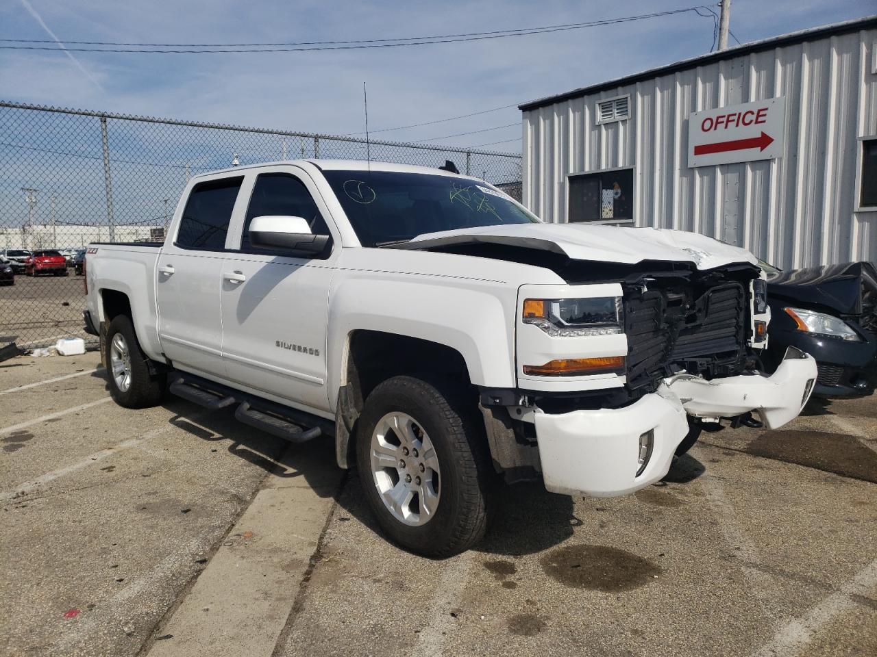 CHEVROLET SILVERADO 2018 with VIN 3GCUKREC0JG354083 - Photo from auction