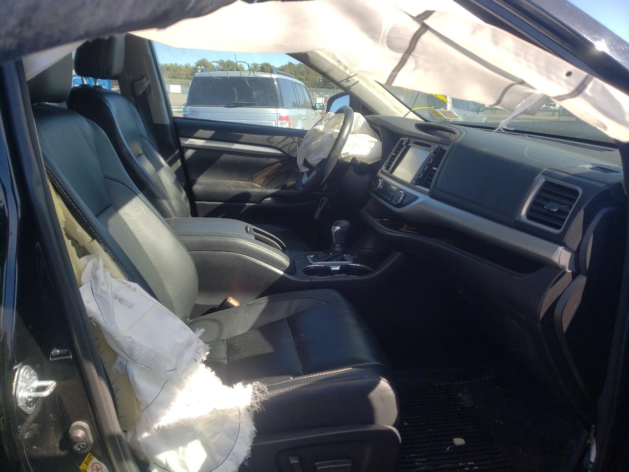 Photo 5 from auction – 2018 TOYOTA HIGHLANDER with VIN 5TDJZRFH7JS558647