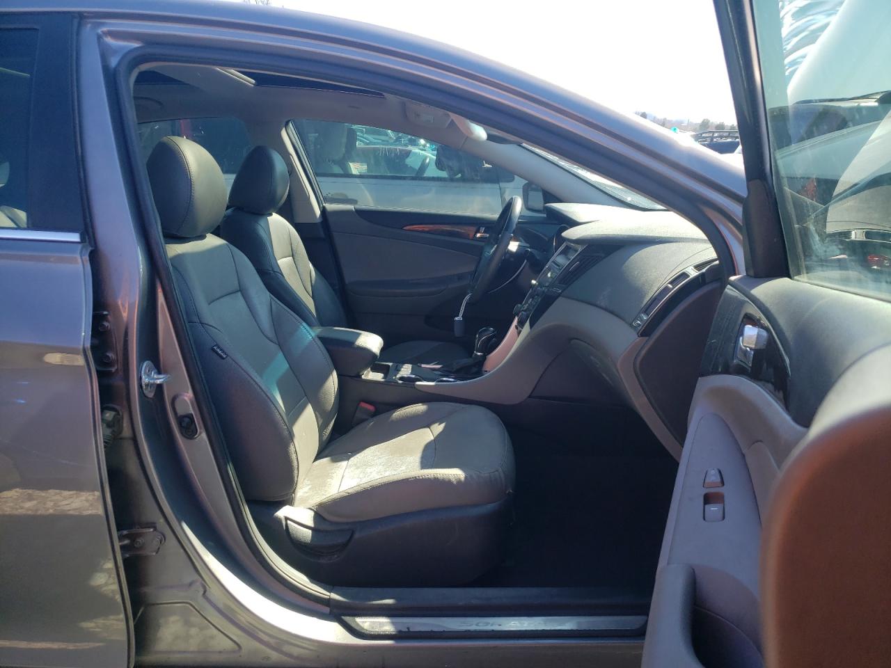 Фото 5 с аукциона – 2012 HYUNDAI SONATA SE с VIN 5NPEC4AC9CH388835