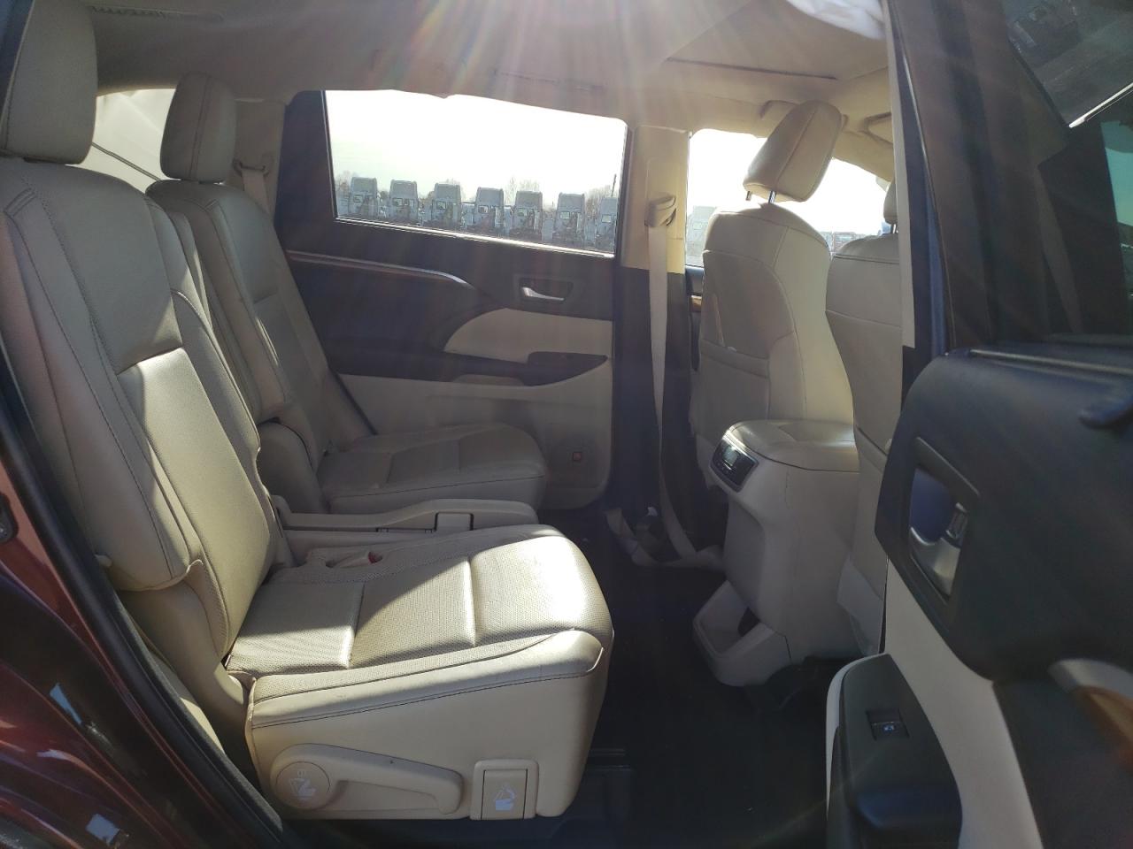 Photo 6 from auction – 2017 TOYOTA HIGHLANDER with VIN 5TDYZRFH8HS199172