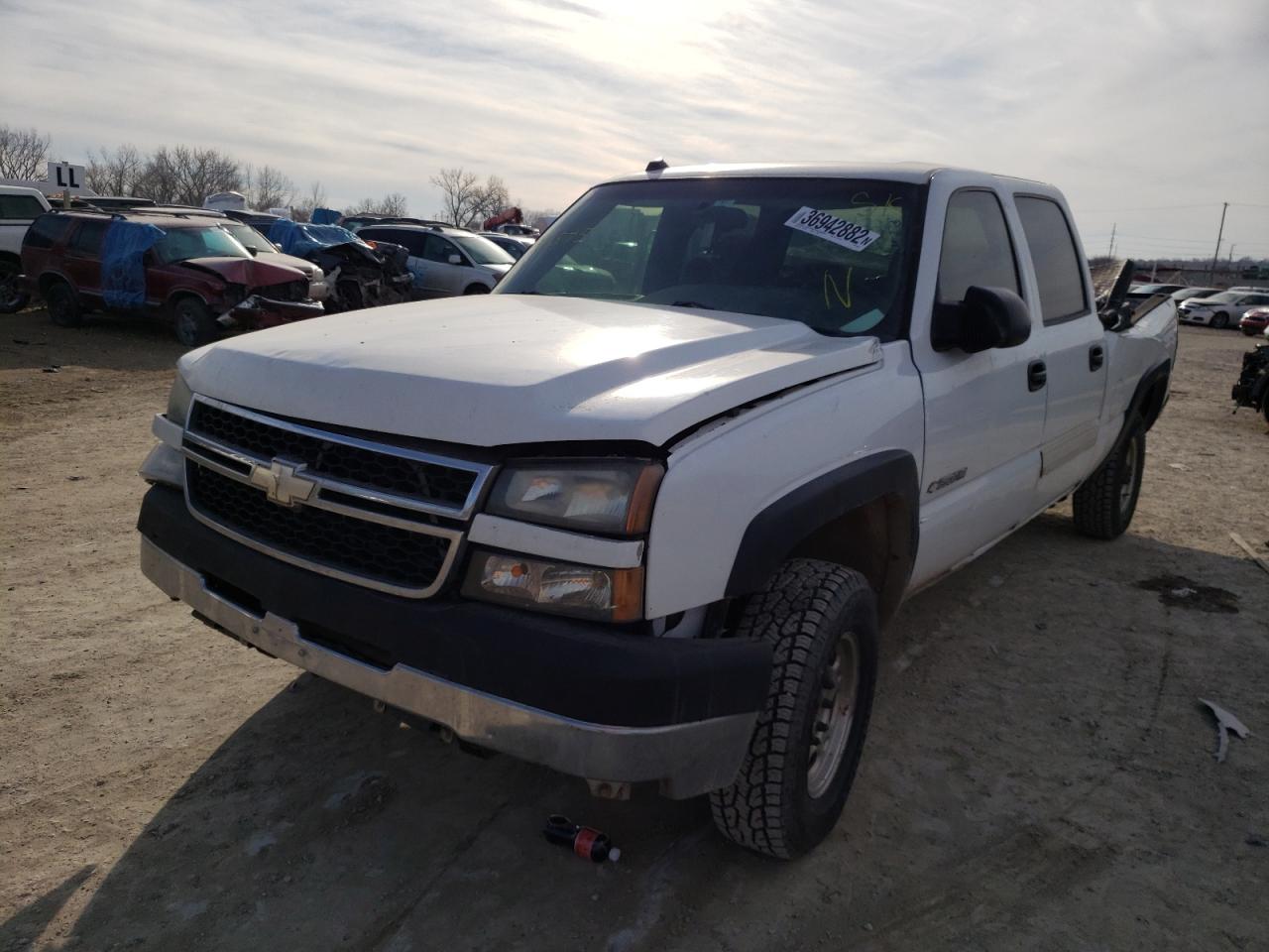 Photo 2 from auction – 2005 CHEVROLET SILVERADO with VIN 1GCHC23205F961575