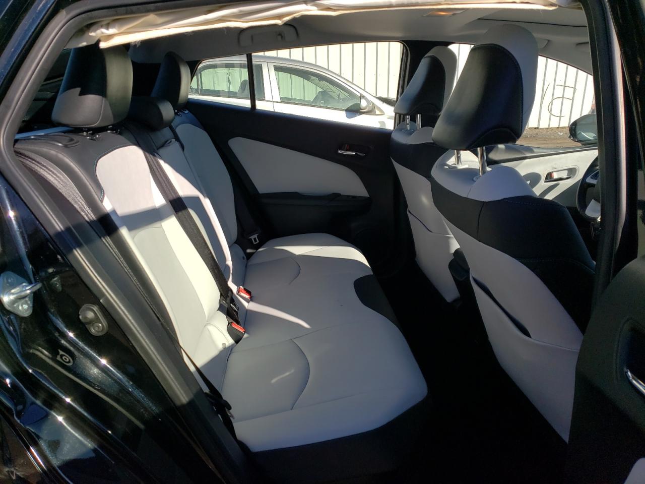 Photo 6 from auction – 2016 TOYOTA PRIUS with VIN JTDKARFU8G3010885