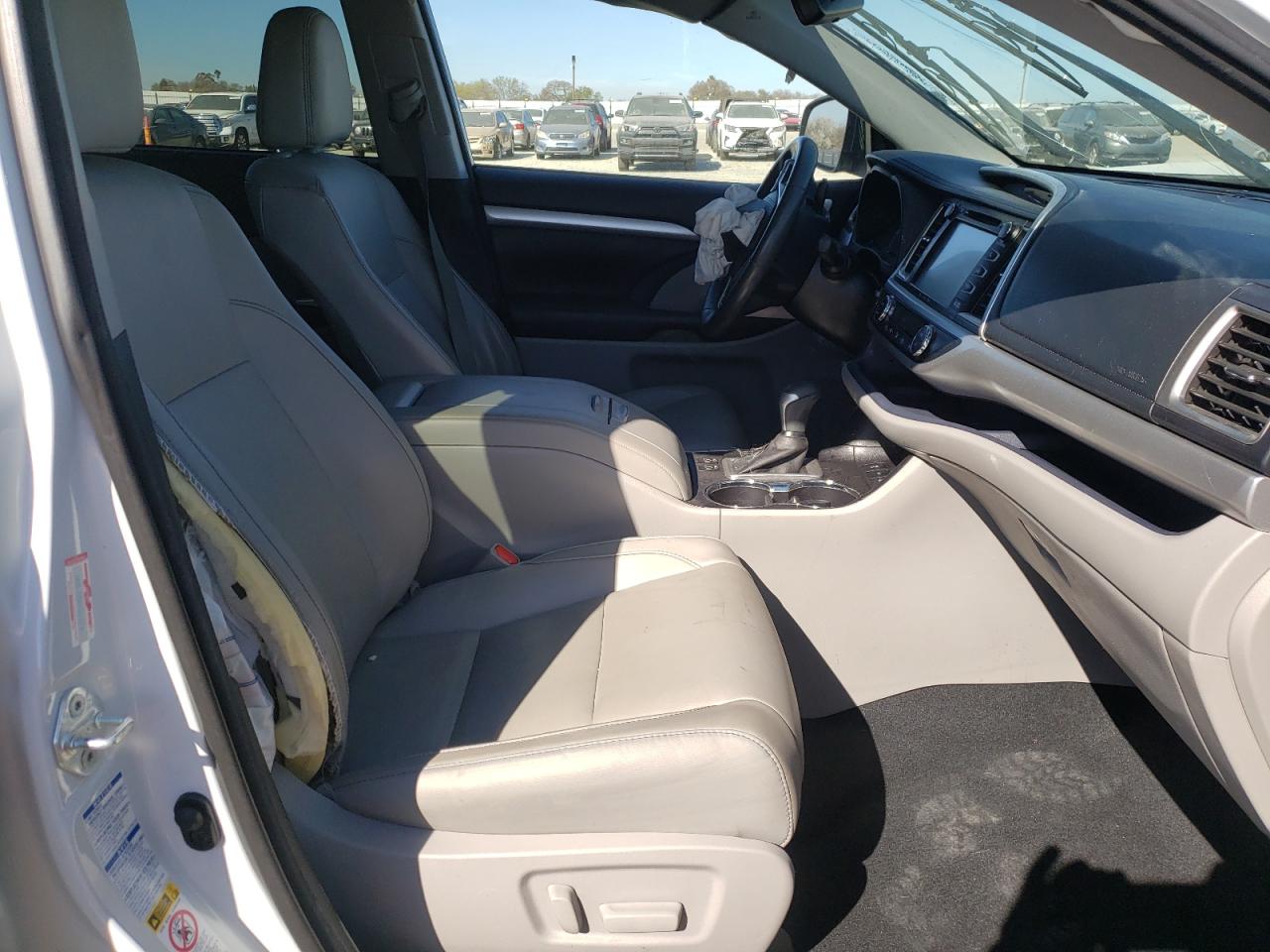 Photo 5 from auction – 2017 TOYOTA HIGHLANDER with VIN 5TDJZRFH9HS512098