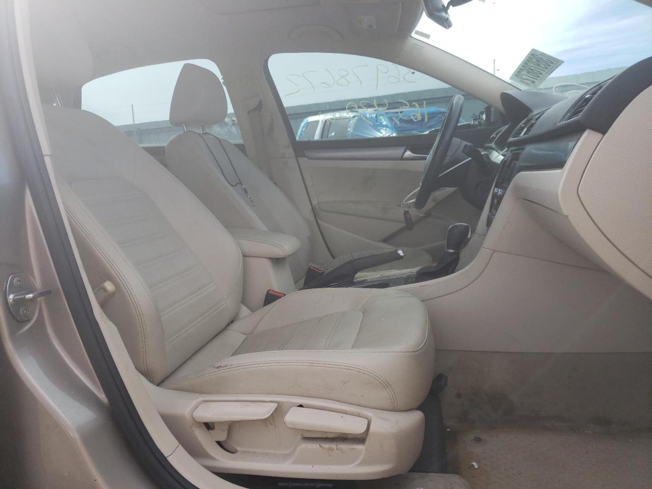 Photo 19 from auction – 2015 VOLKSWAGEN PASSAT SE with VIN 1VWBS7A3XFC022693