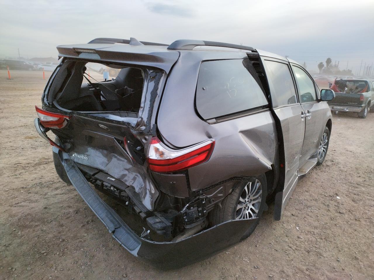 Photo 4 from auction – 2018 TOYOTA SIENNA XLE with VIN 5TDYZ3DC4JS965408