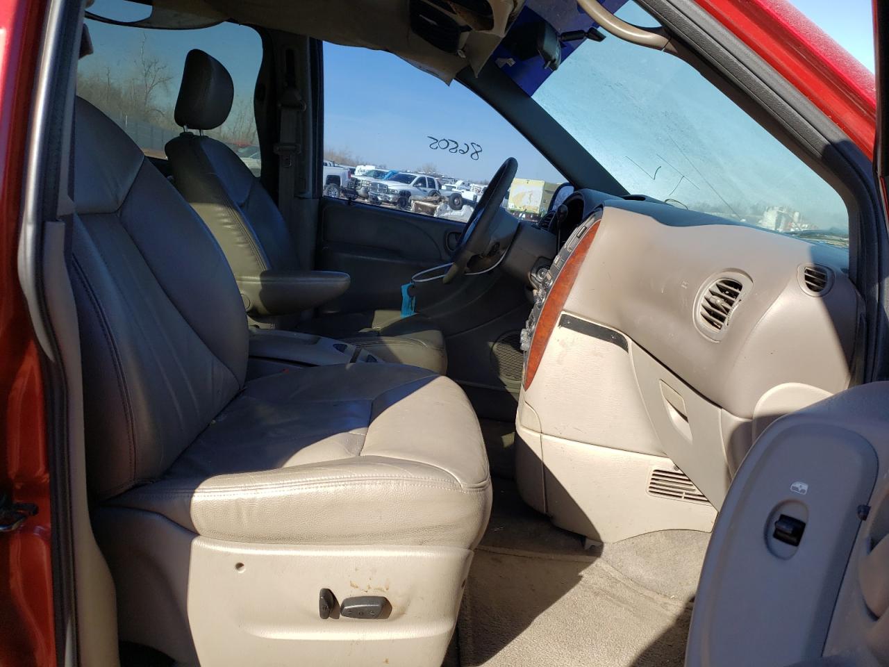 Photo 5 from auction – 2002 CHRYSLER TOWN & COU with VIN 2C8GP54LX2R590839