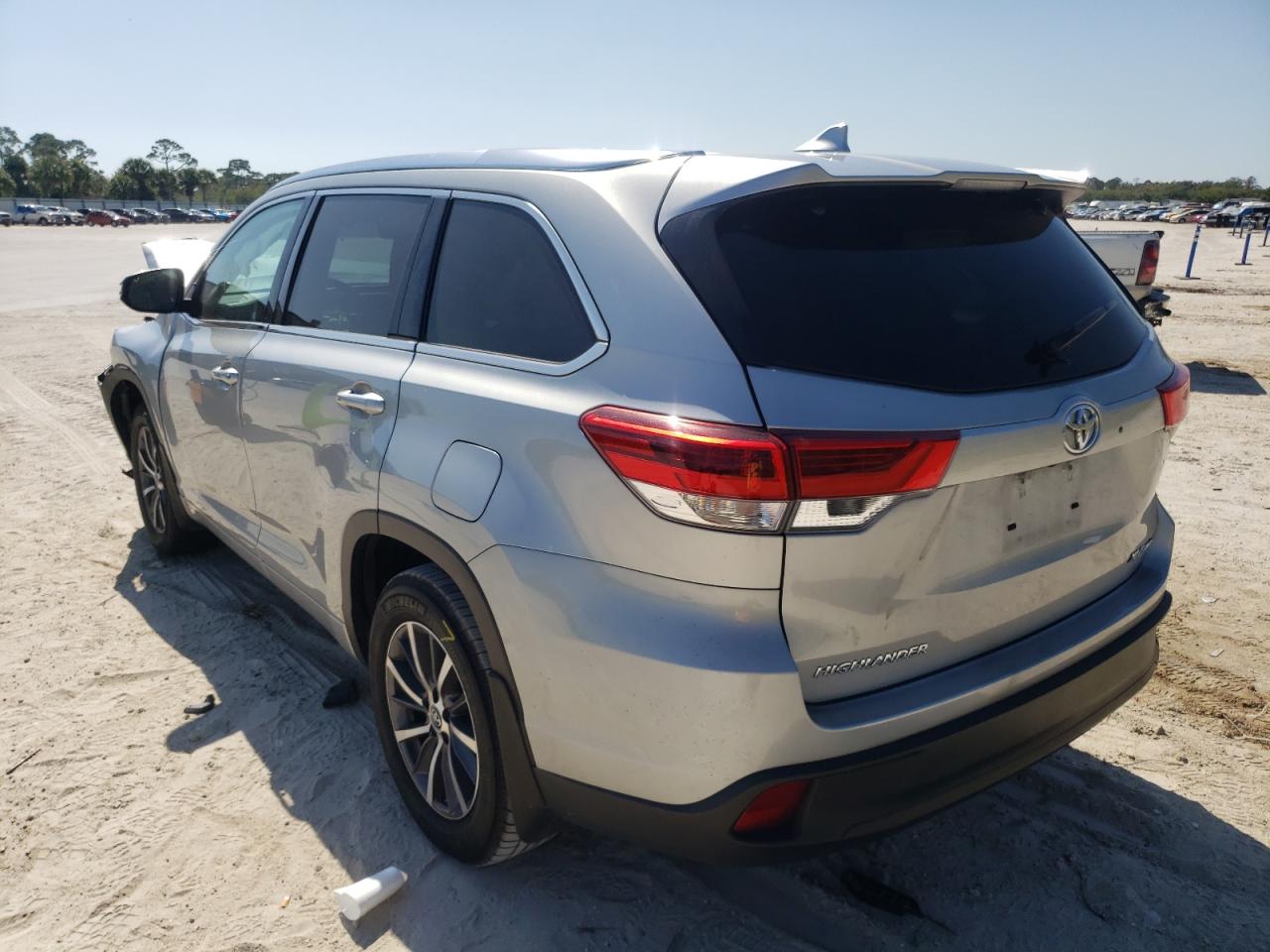 Photo 3 from auction – 2018 TOYOTA HIGHLANDER with VIN 5TDJZRFH7JS854221