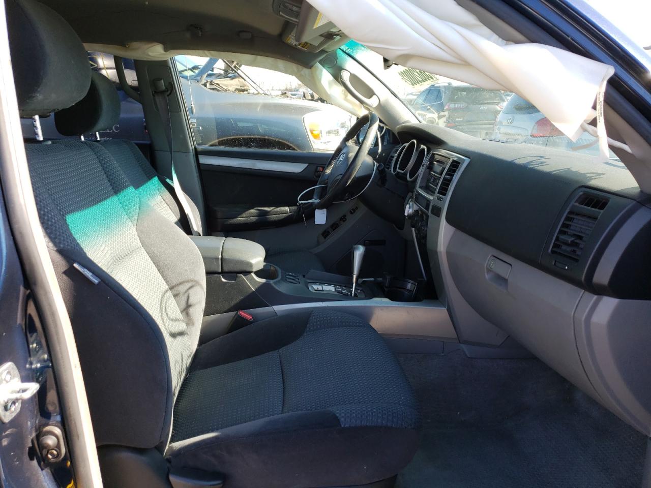 Photo 5 from auction – 2004 TOYOTA 4RUNNER SR with VIN JTEBT14R748016648