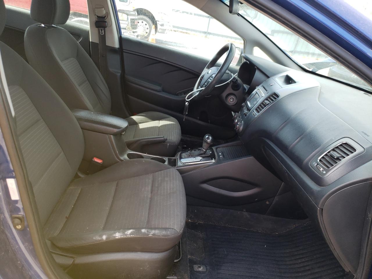 Photo 5 from auction – 2017 KIA FORTE LX with VIN 3KPFL4A7XHE089115